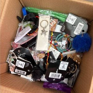 100 pieces jewelry and accessories lot